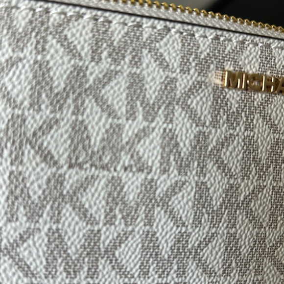 MICHAEL KORS wristlet or clutch - Picture 3 of 14